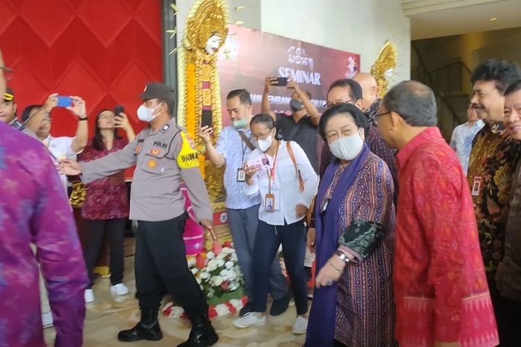 Presiden kelima RI Megawati Soekarnoputri saat tiba di Hotel The Trans Resort, Badung, Bali, Jumat (5/5/2023).