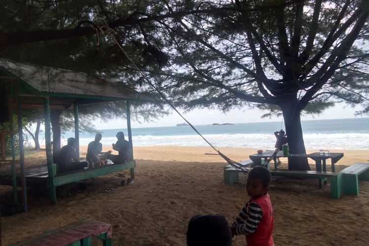Wisatawan di Pantai Kuala Dhoe, Kecamatan Setia Bakti, Kabupaten Aceh Jaya, Sabtu (23/11/2019). 