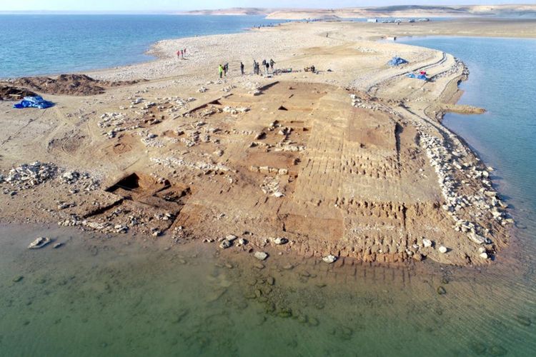 Sebuah kota era Kekaisaran Mittani berusia 3.400 tahun yang pernah terletak di Sungai Tigris muncul dari perairan waduk Mosul di Irak saat permukaan air turun dengan cepat karena kekeringan ekstrem. 