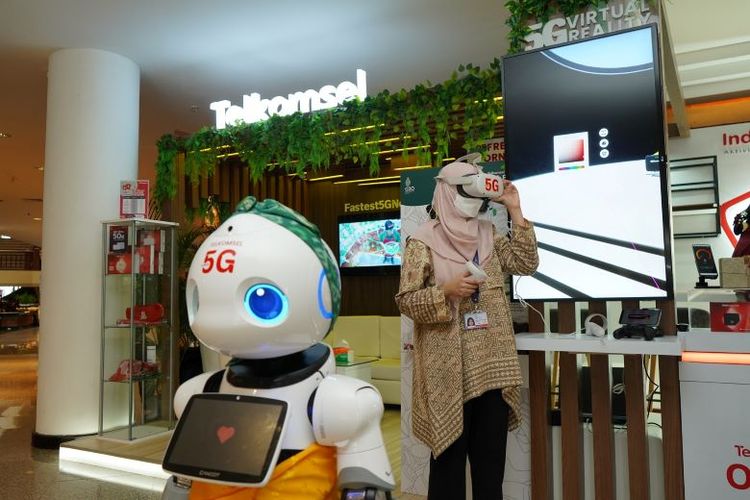 Pengunjung mencoba VR yang disediakan oleh Telkomsel pada Showcase 5G. 

