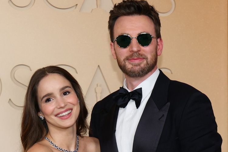Chris Evans dan Alba Baptista Tampil Elegan di Oscar 2026
