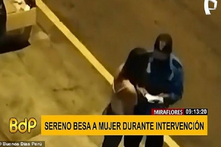 Tangkapan layar dari televisi Peru Buenos Dias memerlihatkan seorang polisi hendak menilang seorang perempuan. Namun, pada akhirnya si polisi mencium bibir perempuan yang dia tilang. Akibat perbuatannya, kini dia dilaporkan diskors.