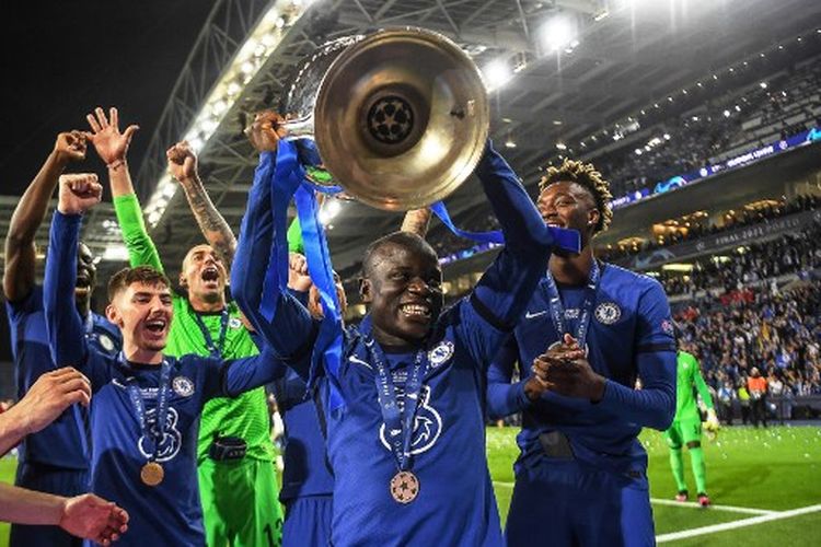 N'Golo Kante (tengah) ketika mengangkat trofi Liga Champions seusai laga final yang mepertemukan Man City vs Chelsea di Estadio Do Dragao, Sabtu (29/5/2021) atau Minggu dini hari WIB. Kante terkini diberitakan tak akan bisa memperkuat Perancis di Piala Dunia 2022 karena mengalami cedera hamstring.