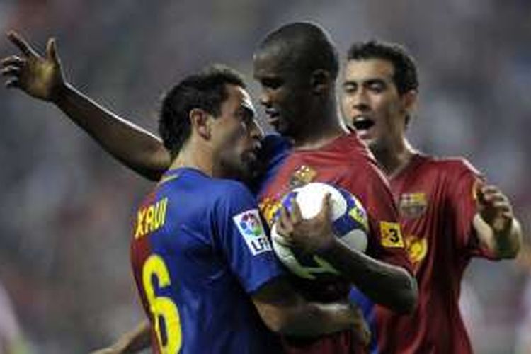 Samuel Eto'o merayakan gol ke gawang Sporting Gijon bersama rekan setimnya, Xavi Hernandez, dalam laga La Liga di Stadion Molinon, 21 September 2008.