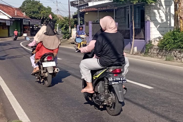 Banyak pengendara motor tidak memakai helm di jalan raya
