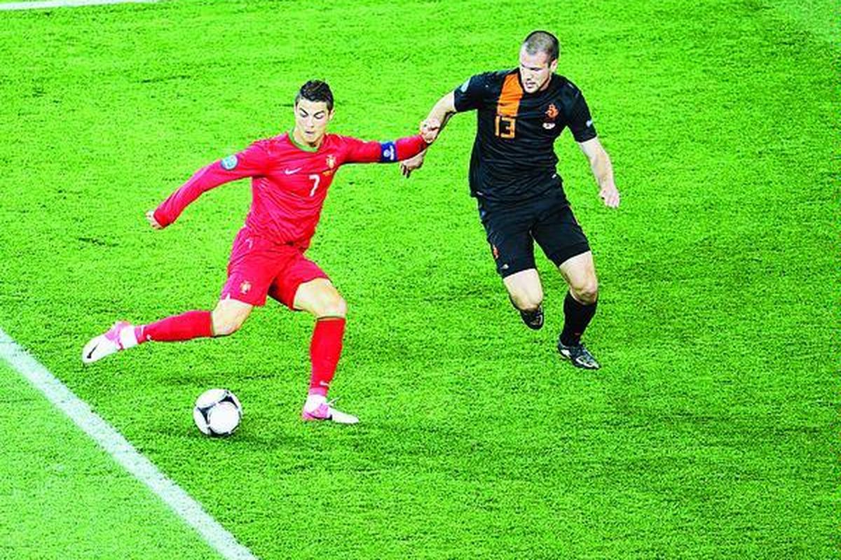 Penyerang Portugal,  Cristiano Ronaldo, menendang ke arah gawang Belanda pada laga kedua tim di Kharkiv, Senin (18/6) dini hari WIB. Dalam laga ini Portugal unggul 2-1.