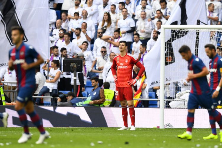 Kiper Real Madrid, Thibaut Courtois, bereaksi setelah gawangnya dijebol pemain Levante, Jose Luis Morales, dalam lanjutan Liga Spanyol di Stadion Santiago Bernabeu, 20 Oktober 2018.
