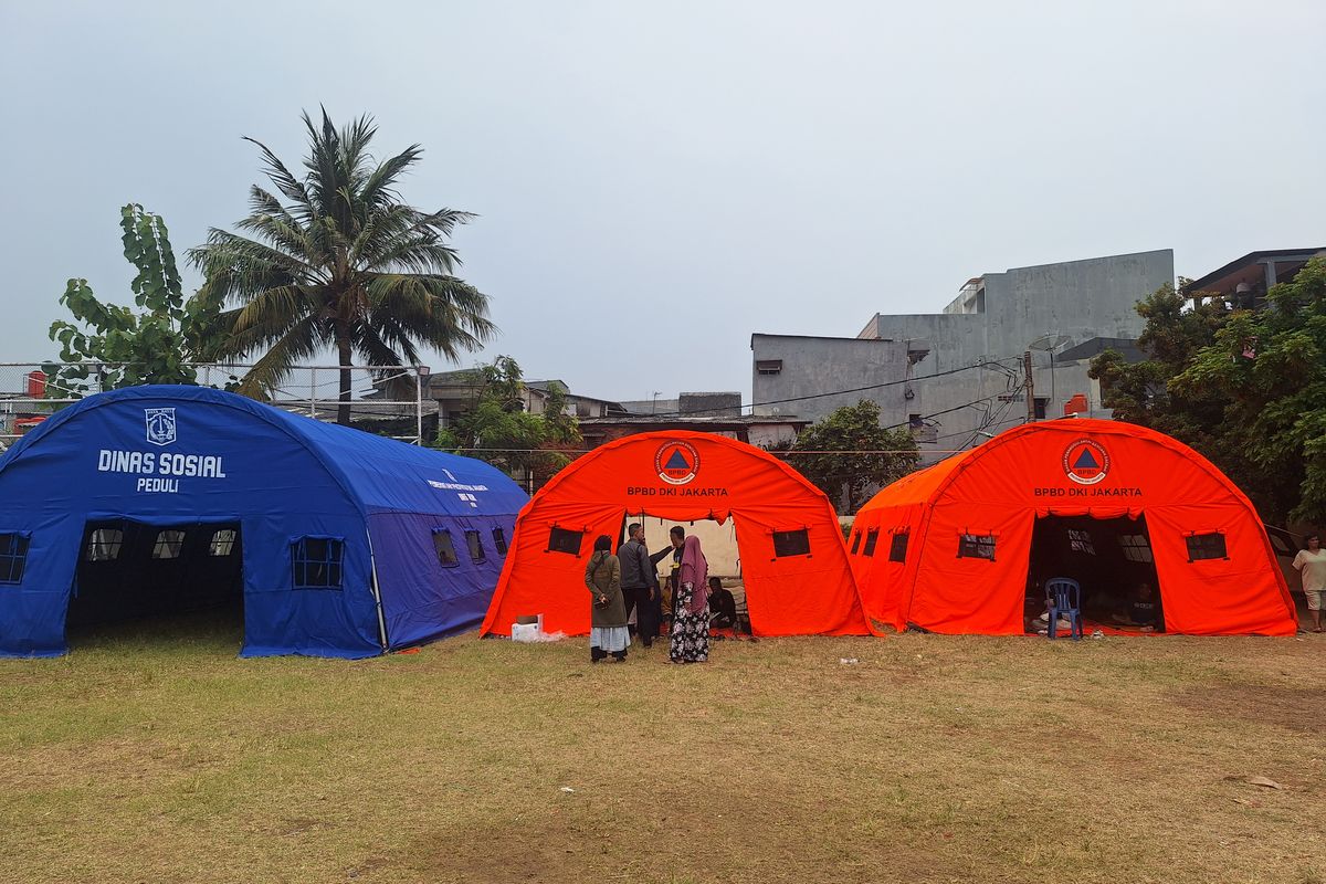 Warga Korban Kebakaran Tambora Mengungsi di Tenda dan Pos RW