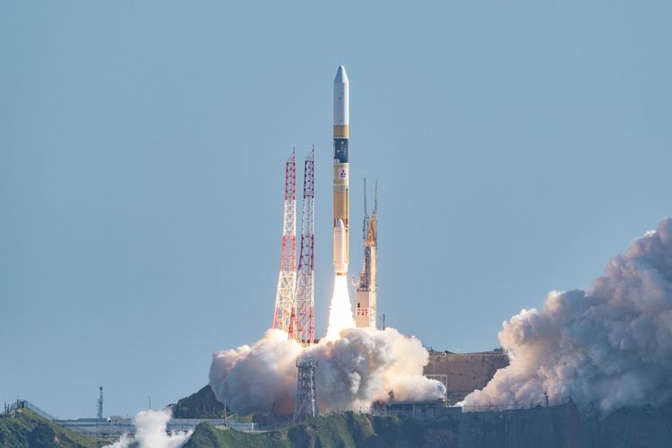 Foto yang diambil pada tanggal 7 September 2023 dan dirilis oleh Japan Aerospace Exploration Agency (JAXA) ini menunjukkan roket H-IIA yang membawa wahana permukaan bulan kecil dan benda-benda lain yang lepas landas dari Pusat Antariksa Tanegashima di pulau Tanegashima, prefektur Kagoshima. Wahana Bulan SLIM Moon Sniper milik Jepang tampaknya telah mendarat di permukaan bulan pada 20 Januari 2024, demikian ungkap badan antariksa Jepang, JAXA. 