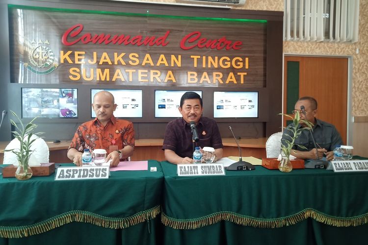 Kepala Kejaksaan Tinggi Sumbar Priyanto didampingi Aspidsus dan Kejari Padang memberikan keterangan pers terkait penangkapan buronan, Jumat (22/11/2019)