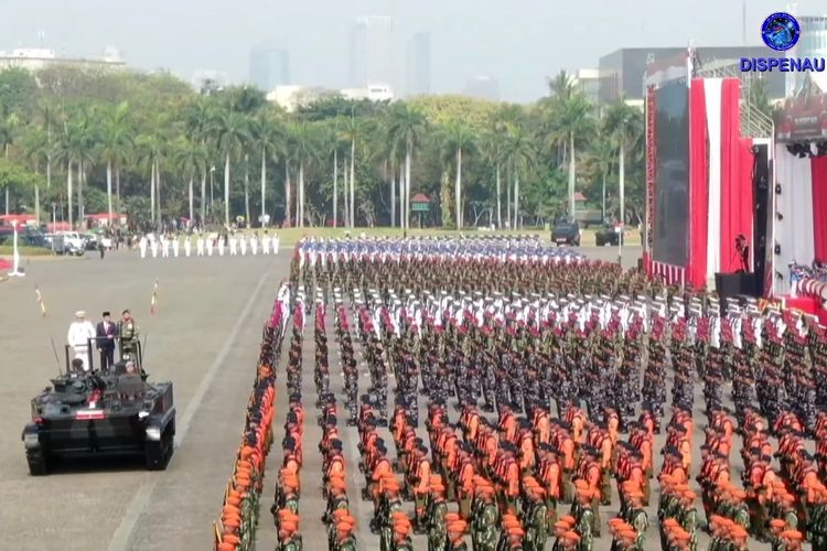 Pemeriksaan pasukan yang dilakukan oleh Inspektur Upacara Presiden Joko Widodo pada Upacara Peringatan HUT ke-78 TNI di Monumen Nasional (Monas), Jakarta Pusat, Kamis (5/10/2023).