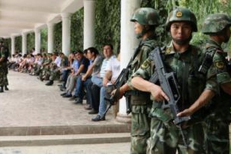 Militer Cina meningkatkan patroli di tempat-tempat umum di Xinjiang.