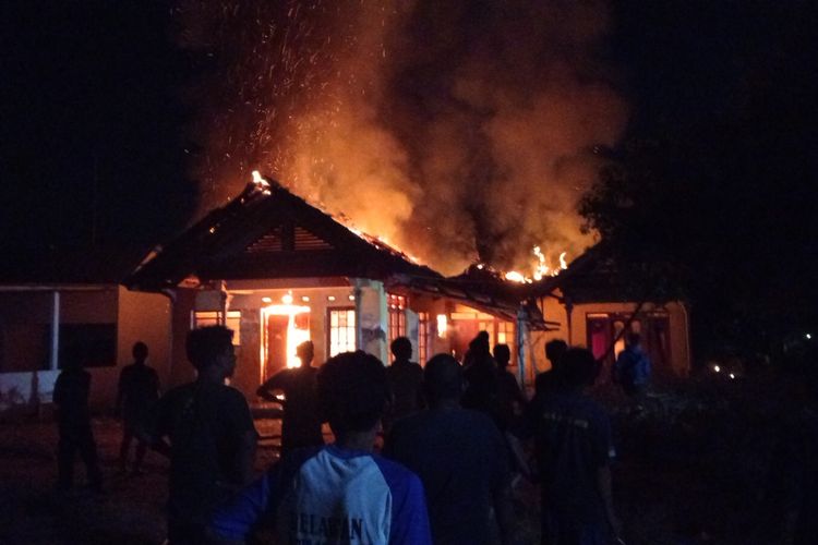 Gudang Mebel di Pekalongan Terbakar, Api Merembet ke Tiga Rumah Warga