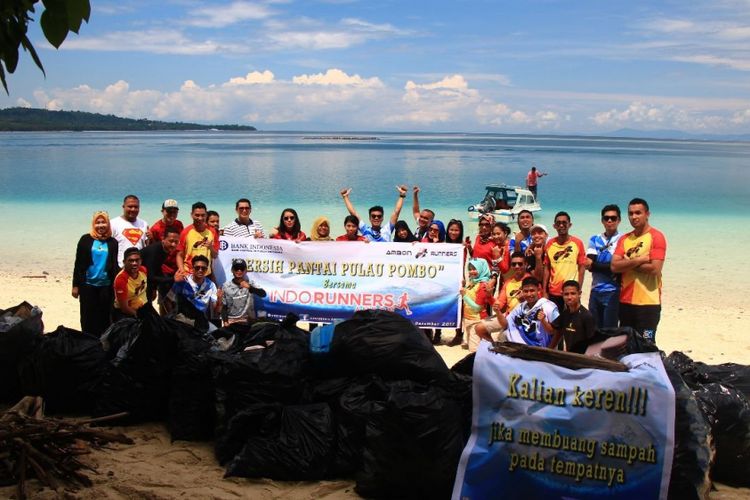 Komunitas lari Indorunners Ambon menggelar aksi bersih lingkungan laut di kawasan pesisir Pulau Pombo, Kabupaten Maluku Tengah, Provinsi Maluku, Minggu (10/12/2017). 