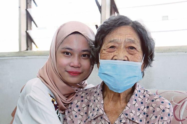 Rohana Abdullah, 22, (kiri) berfoto bersama ibu angkatnya Chee Hoi Lan, 83. Rohana adalah gadis yang sejak kecil ditinggal ibu kandungnya kembali ke Indonesia.