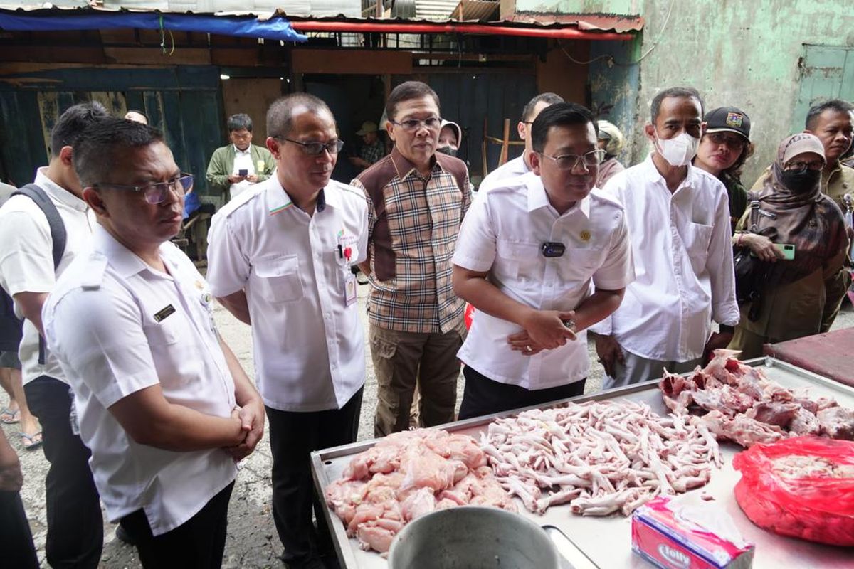 Kepala Badan Pangan Nasional (Bapanas) Arief Prasetyo mengecek harga daging ayam di Pasar Palmerah Selasa (27/6/2023). Bapanas sebut harga ayam Rp 50.000 per kg yang dicek Presiden Jokowi di Pasar Palmerah adalah ayam filet.