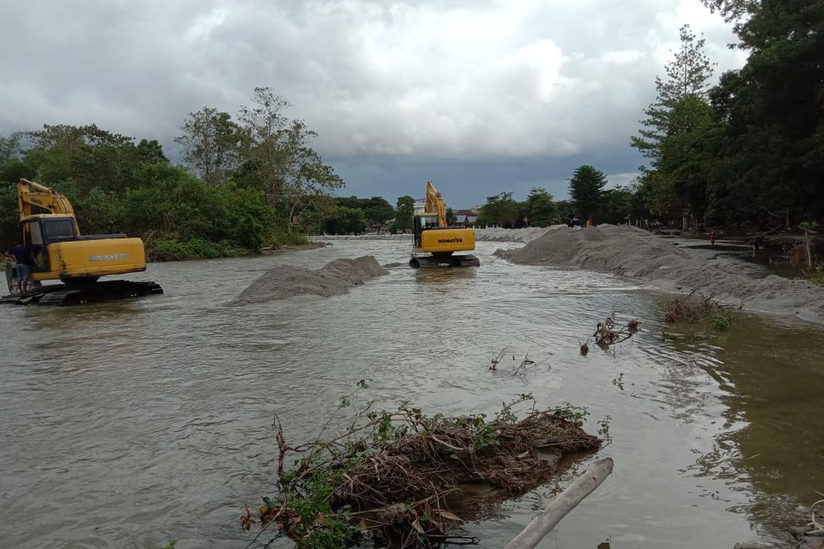 Dua alat berat (eskavator) milik Dinas Pekerjaan Umum dan Penataan Ruang Pemerintah Daerah  Kabupaten Luwu Utara terlihat beroperasi di sekitar sungai Masamba, tepatnya di sekitar wilayah kota Masamba.