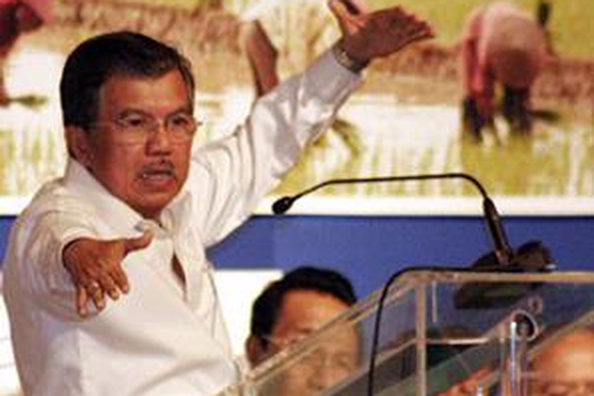 Wakil Presiden Jusuf Kalla memberikan wejangan kepada para Gubernur, Bupati dan Walikota Se Indonesia dalam Musyawarah Perencanaan Pembangunan Nasional (Musrenbangnas) 2008 di Jakarta, Selasa (6/5). Wapres berpesan agar para Gubernur, Bupati dan Walikota berkerja dengan baik dan tetap menjaga iklim yang kondusif didaerah masing-masing agar kesejahteraan dapat dinikmati oleh rakyat.