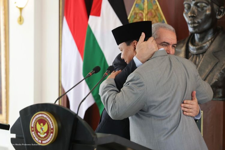Menteri Pertahanan (Menhan) Prabowo Subianto memeluk Perdana Menteri Palestina Mohammed Ibrahim Shtayyeh saat berkunjung ke Kantor Kementerian Pertahanan (Kemenhan), Jakart, Rabu (26/10/2022).