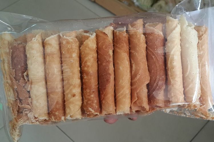 Kue Sapik, kudapan khas Padang dengan rasa manis. Kue ini memiliki aneka bentuk dan bisa didapat di toko oleh-oleh selama libur Lebaran 2017