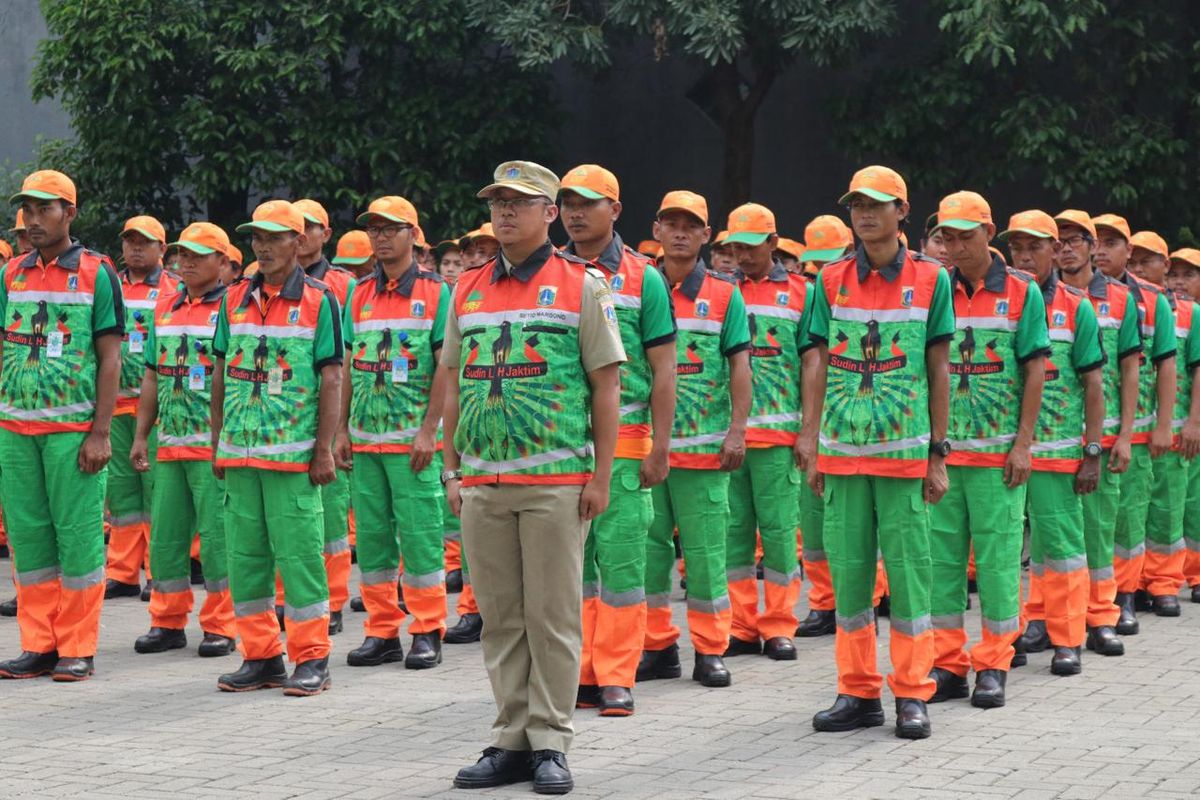 Petugas kebersihan DKI Jakarta. 