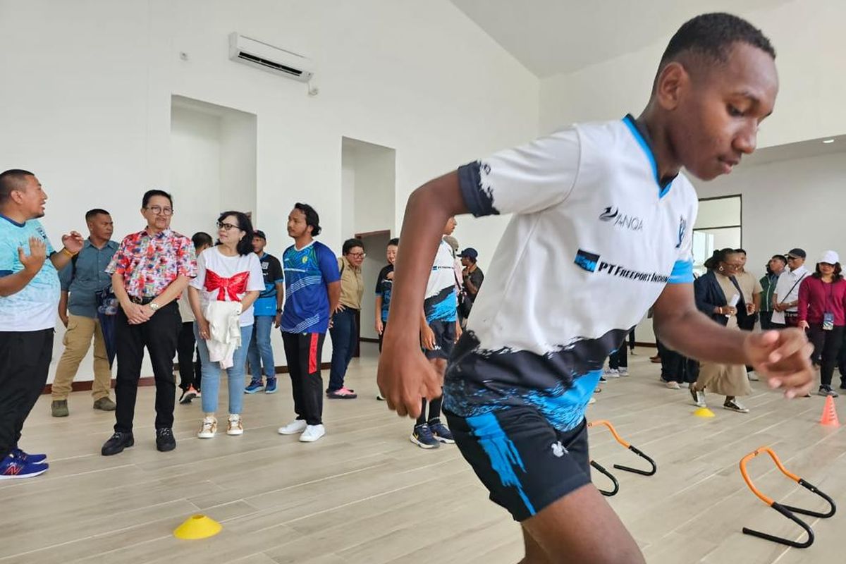 Presiden Direktur (Presdir) PT Freeport Indonesia (PTFI) Tony Wenas saat melihat para atlet melakukan latihan di Mimika Sport Complex (MSC) di Kabupaten Mimika, Papua Tengah. 
