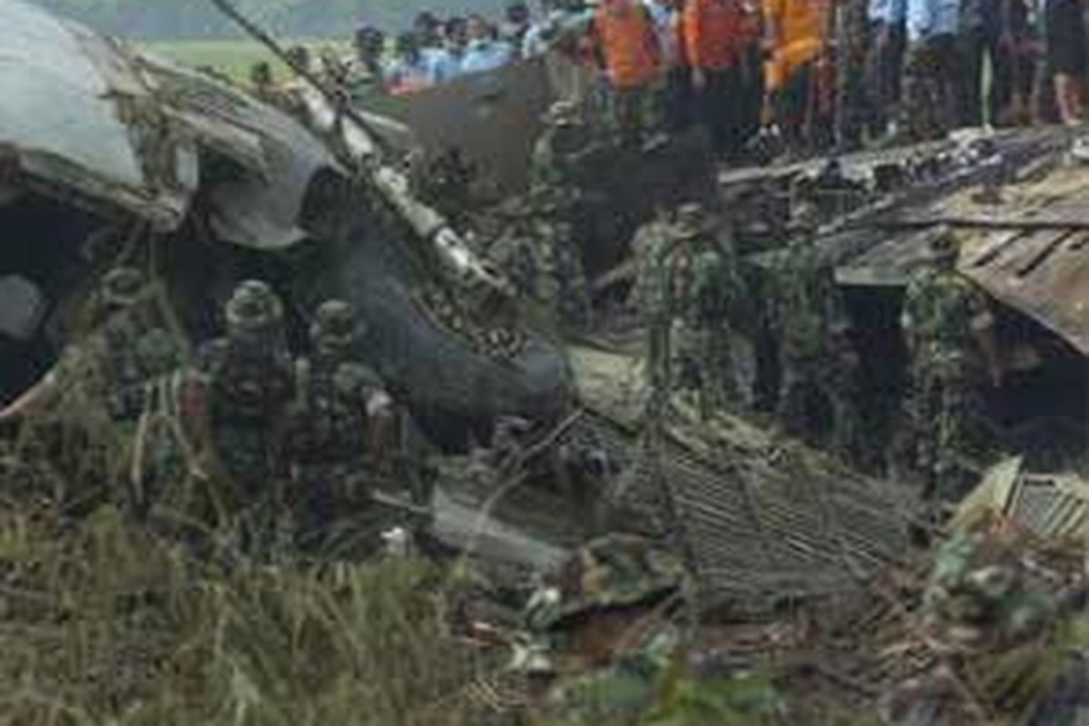 Tim penyelamat berupaya membongkar puing pesawat untuk mengevakuasi jenasah yang masih belum ditemukan di puing pesawat Hercules A 1325TNI AU  yang jatuh di Desa Geplak, Kecamatan Karas, Magetan, Jawa Timur, Kamis (21/5). 