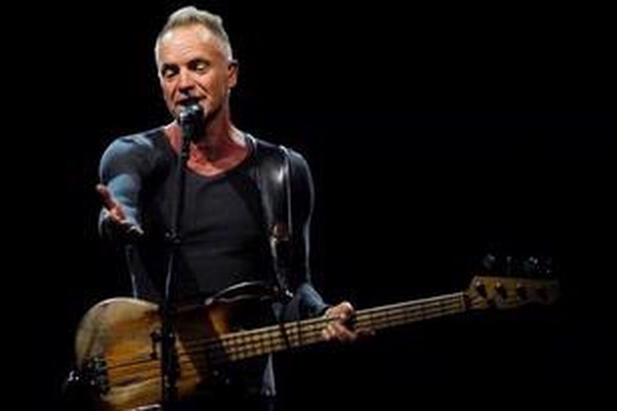 Vokalis dan pemain bas Sting mengobati kerinduan para penggemarnya dalam konser yang bertajuk Back to Bass Tour di Mata Elang Internastional Stadium, Ancol, Jakarta, Sabtu (15/12/2012). Sting membuka konsernya dengan lagu If I Ever Lose My Faith in You. Sting terakhir manggung di Jakarta 20 Tahun silam. 