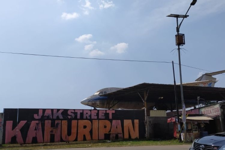 Belasan bangkai pesawat teronggok di pinggir Jalan Raya Bogor-Parung, Kampung Jampang, Desa Pondok Udik, Kecamatan Kemang, Kabupaten Bogor, Jawa Barat, Kamis (6/1/2022).