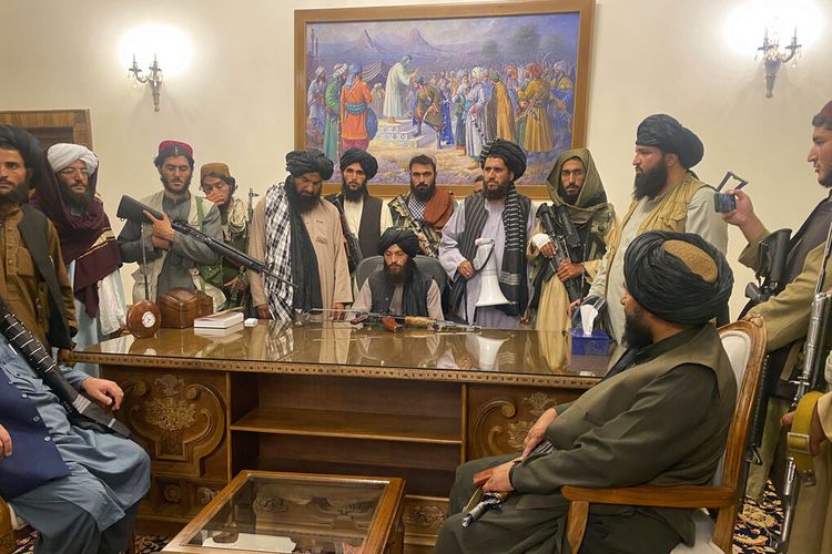 Taliban pada 15 Agustus 2021 menduduki Istana Kepresidenan Afghanistan setelah Presiden Ashraf Ghani kabur ke luar negeri.