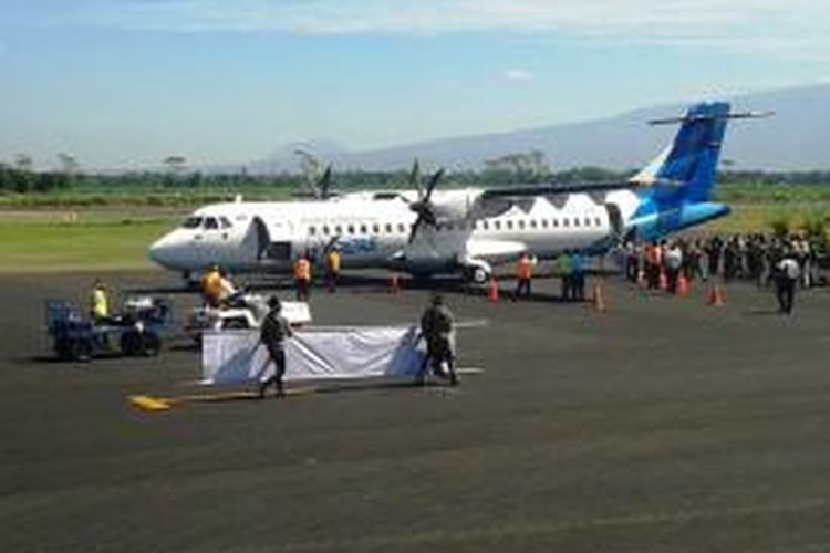 Pesawat Garuda Indonesia jenis ATR 72-600, yang mengangkut rombongan Wakil Menteri Perhubungan Bambang Susantono, mendarat dengan mulus di Bandara Notohadinegoro, Kabupaten Jember, Jawa Timur, Rabu (16/7/2014).