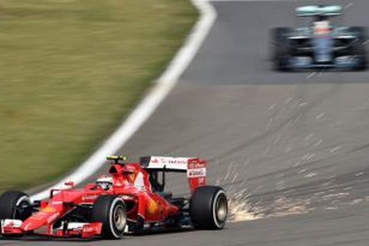 Pebalap Ferrari asal Finlandia, Kimi Raikkonen, memacu mobilnya di Sirkuit Shanghai pada sesi kualifiaksi GP China, Sabtu (11/4/2015).