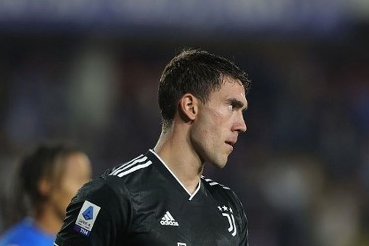 Ekspresi penyerang Juventus, Dusan Vlahovic, saat timnya menelan kekalahan dalam laga lanjutan Liga Italia 2022-2023 kontra Empoli di Stadion Carlo Castellani, Selasa (23/5/2023) dini hari WIB. Keinginan PSG untuk memboyong Vlahovic mendapat penolakan dari fans mereka sendiri. Bahkan, sejumlah pendukung Les Parisiens sampai mengancam striker asal Serbia tersebut.