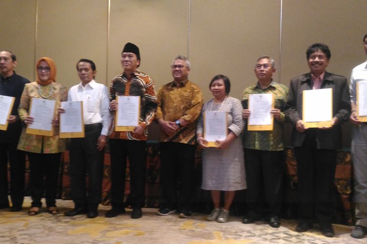 Moderator dan panelis debat ketiga Pilpres 2019 tandatangani pakta integritas di Hotel Sultan, Jakarta, Rabu (13/3/2019). 