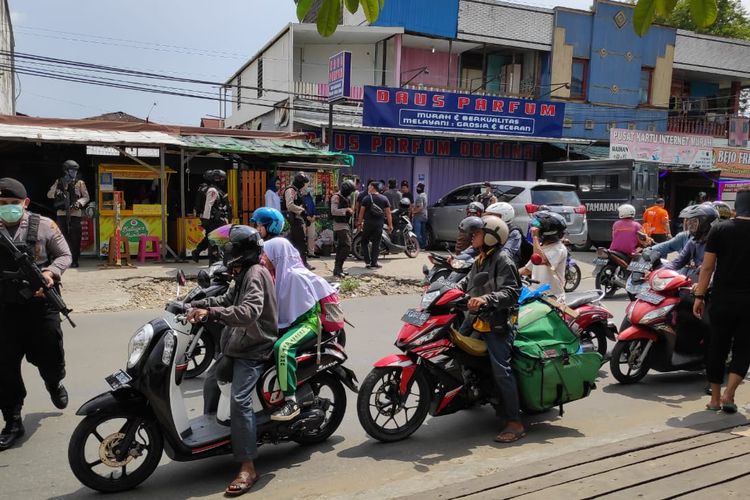 Polisi menggeledah ruko warna ungu jual parfum di Jalan Cendana Samarinda, Selasa (19/11/2019).