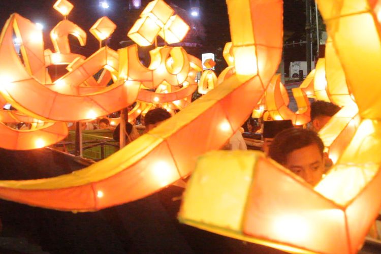 Lampion yang mewarnai malam takbiran yang dipusatkan di Islamic Centeer Kota Mataram, Selasa (4/6/2019)