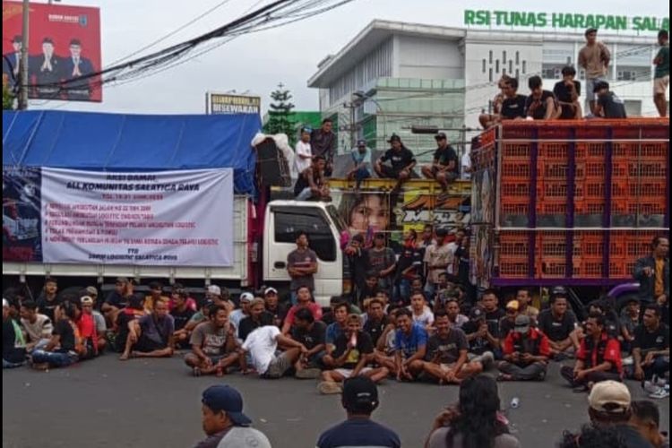Ratusan Sopir Truk Blokade Wilayah Tingkir Tolak Aturan ODOL, Jalur Semarang-Solo Macet Total