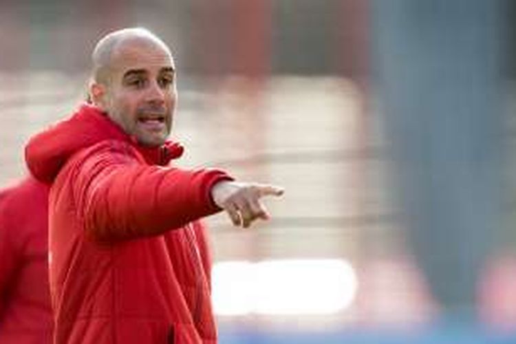 Josep Guardiola memimpin sesi latihan Bayern Muenchen, 5 Januari 2016.