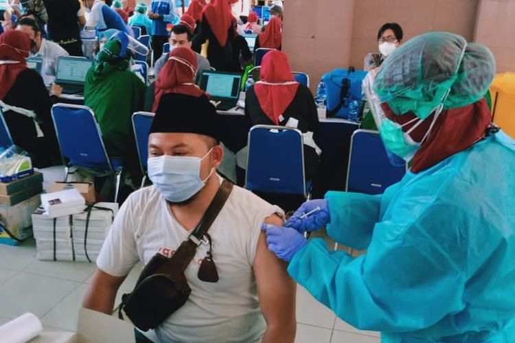 Salah seorang awak media yang bekerja di Kota Tangerang, Banten menerima vaksin CoronaVac di Pusat Pemerintahan Kota Tangerang pada Jumat (26/2/2021) siang.