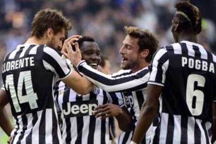 Para pemain Juventus merayakan gol yang dicetak Kwadwo Asamoah (kedua dari kiri) ke gawang Fiorentina pada laga Serie-A di Stadion Juventus, Turin, Minggu (9/3/2014).