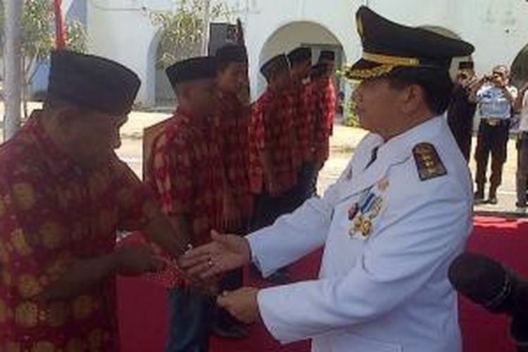 Bupati Semarang Mundjirin menyerahkan SK Kemenkumham mengenai Remisi napi di Lapas Ambarawa, Minggu (18/8/2014) siang.
