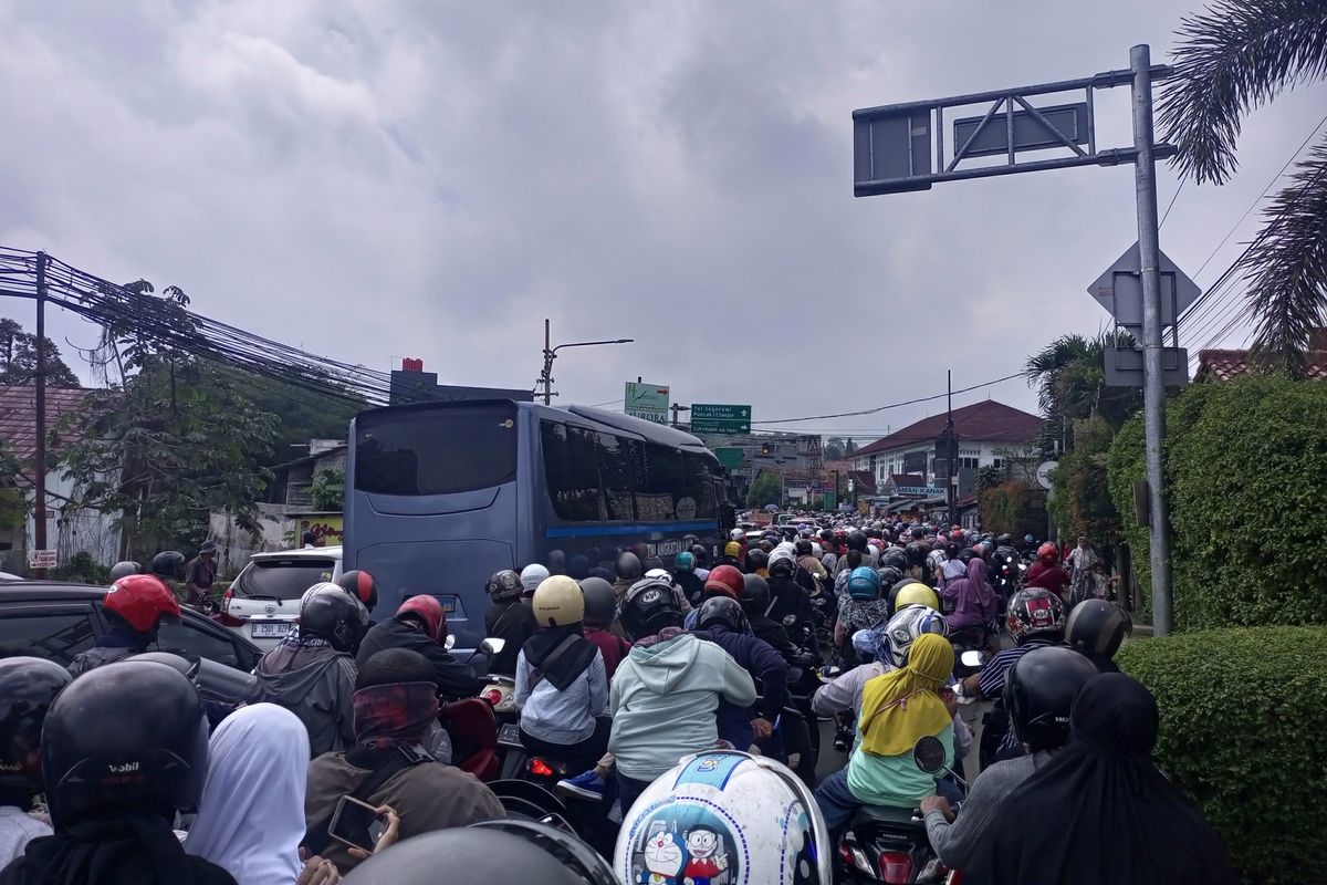 Sejumlah pengendara yang terjebak kemacetan parah di jalur Puncak Bogor, Jawa Barat, Selasa (25/4/2023).