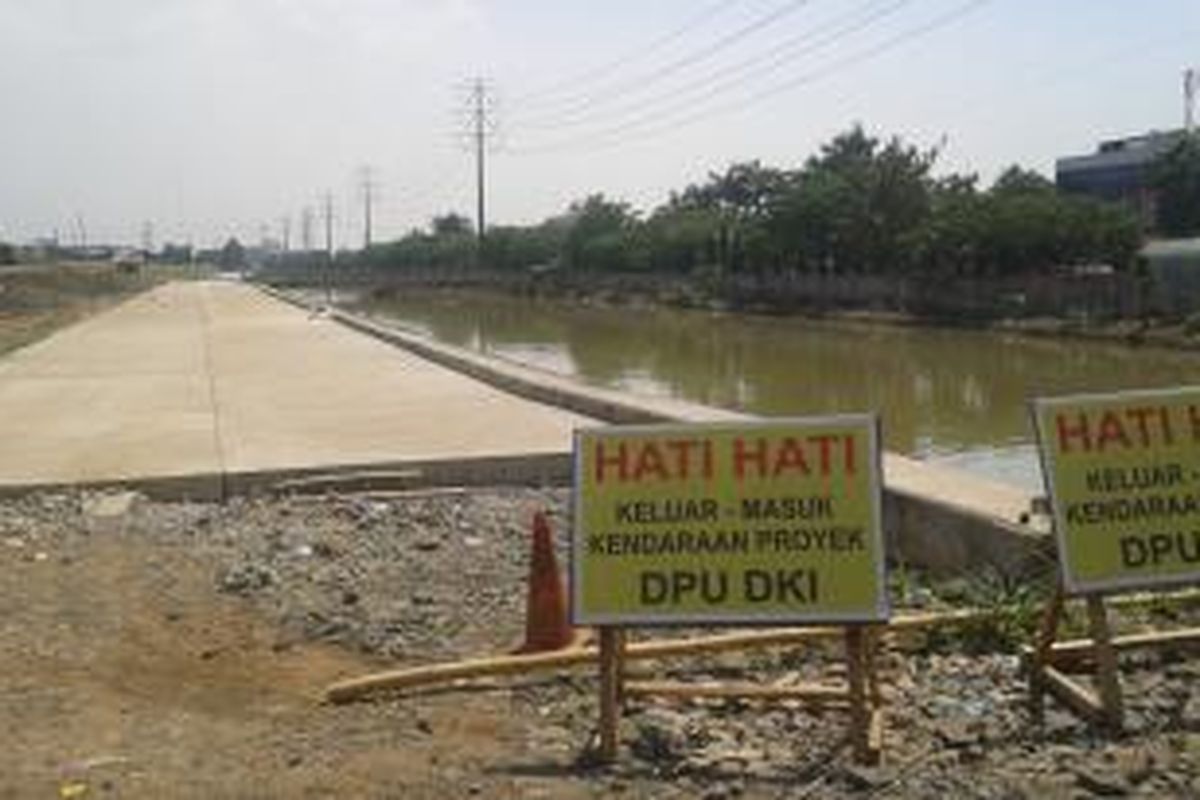 Jalan inspeksi di Kelurahan Rawa Buaya, Cengkareng, Jakarta Barat, Kamis (7/8/2014).