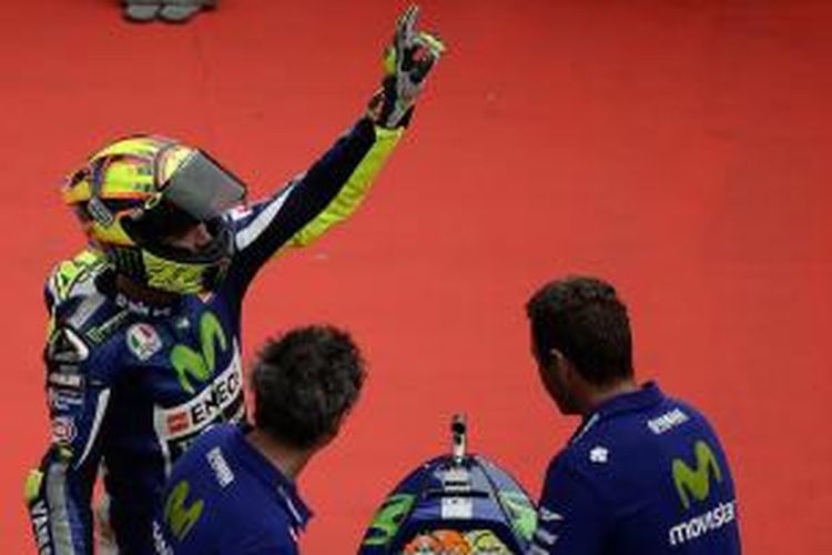 Pebalap Movistar Yamaha asal Italia, Valentino Rossi, bereaksi setelah finis di urutan ketiga pada balapan GP Malaysia di Sirkuit Sepang, Minggu (25/10/2015).