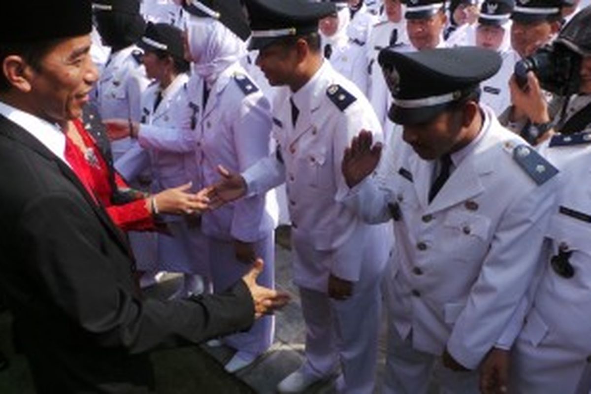 Gubernur DKI Jakarta Joko Widodo menyalami lurah dan camat di Balaikota DKI Jakarta, Kamis (27/8/2013). Lurah dan camat itu baru saja dilantik melalui proses lelang jabatan.