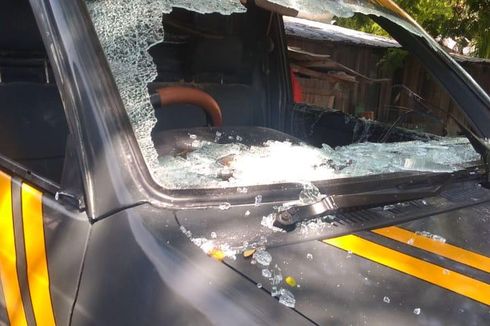 Demo Tak Dapat Izin, Warga Serang Polisi, 4 Mobil Rusak