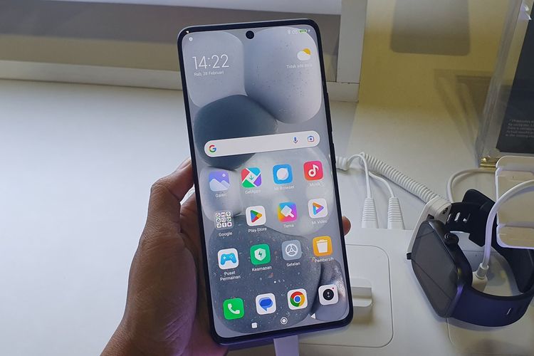 Redmi Note 13 Pro Plus 5G dalam genggaman.