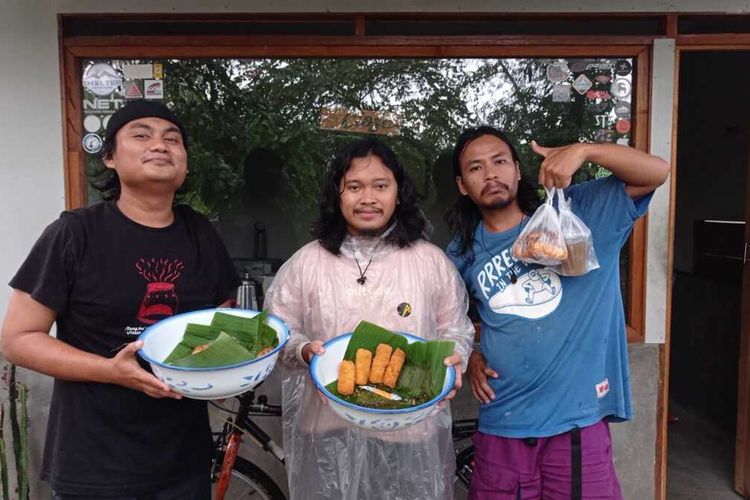 (kiri-kanan) Rafii Fujiberkah, Bowo dan John pesepda asal Depok yang menjelajah Maluku selama 10 bulan dan kini ikut semarakan jualan takjil dengan menu sederhana namun laris manis di Kota AMbon sebagai modal pulang ke Depok.