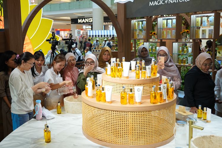 Acara grand launching rangkaian produk Magic of Nature di Gandaria City, Jakarta Selatan pada Jumat (08/05)