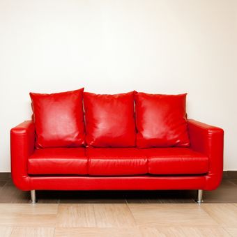 Ilustrasi sofa warna merah. 